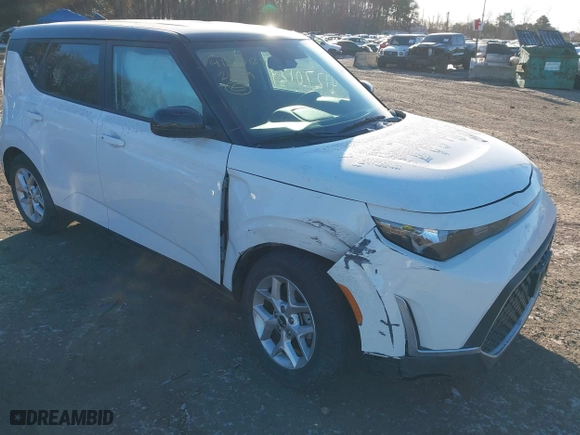 2024 Kia Soul LX with VIN KNDJ23AU4R7229481, listed as a IAAI auction lot 41270129 with 6,141 mi miles. Bid and sale history available at carsss.com. Image 6.