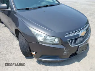 2014 Chevrolet Cruze LS z VIN 1G1PA5SG7E7143313, wystawiony jako IAAI lot #42435636 z przebiegiem Nie podano mil oraz . Historia ofert i sprzedaży dostępna na DreamBid. Obrazek 6.