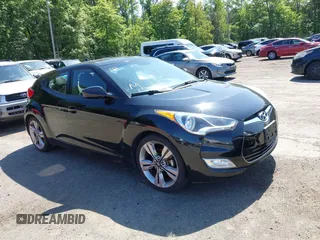 2016 Hyundai Veloster z VIN KMHTC6AD0GU249986, wystawiony jako IAAI lot #42361364 z przebiegiem 131 111 mil mil oraz . Historia ofert i sprzedaży dostępna na DreamBid. Obrazek 1.