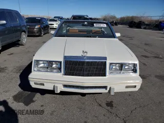 1982 Chrysler LeBaron z VIN 1C3BC55D3CG173312, wystawiony jako Copart lot #80800174 z przebiegiem 48 391 mil mil oraz Tytuł czysty. Historia ofert i sprzedaży dostępna na DreamBid. Obrazek 5.