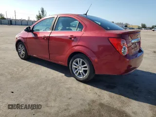 2013 Chevrolet Sonic LT z VIN 1G1JC5SG3D4161677, wystawiony jako Copart lot #57042015 z przebiegiem 81 088 mil mil oraz Szkody całkowita. Historia ofert i sprzedaży dostępna na DreamBid. Obrazek 2.