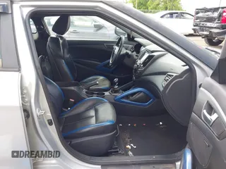 2013 Hyundai Veloster Turbo z VIN KMHTC6AE3DU136005, wystawiony jako IAAI lot #42243308 z przebiegiem 118 257 mil mil oraz . Historia ofert i sprzedaży dostępna na DreamBid. Obrazek 5.