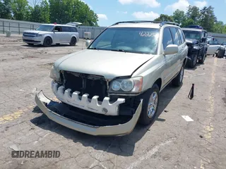2003 Toyota Highlander z VIN JTEGD21A930070652, wystawiony jako IAAI lot #42225229 z przebiegiem 130 340 mil mil oraz . Historia ofert i sprzedaży dostępna na DreamBid. Obrazek 2.