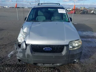2007 Ford Escape XLT with VIN 1FMYU03Z37KA92572, listed as a IAAI auction lot 41213281 with 129,366 mi miles. Bid and sale history available at carsss.com. Image 6.