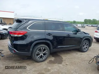 2019 Toyota Highlander LE z VIN 5TDZZRFH3KS313011, wystawiony jako IAAI lot #42140309 z przebiegiem 129 487 mil mil oraz . Historia ofert i sprzedaży dostępna na DreamBid. Obrazek 14.