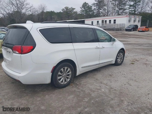 2017 Chrysler Pacifica Touring-L with VIN 2C4RC1BG4HR620902, listed as a IAAI auction lot 41480787 with 100,274 mi miles. Bid and sale history available at carsss.com. Image 4.