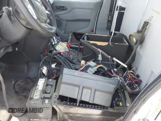2018 Ford Transit z VIN 1FDYR2CM5JKA14321, wystawiony jako IAAI lot #42231277 z przebiegiem Nie podano mil oraz . Historia ofert i sprzedaży dostępna na DreamBid. Obrazek 11.