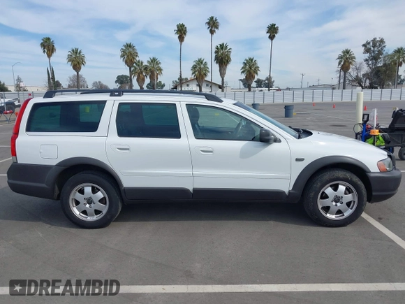 2004 Volvo V70 XC70 with VIN YV1SZ59H541135280, listed as a IAAI auction lot 41689647 with 195,802 mi miles. Bid and sale history available at carsss.com. Image 13.