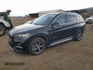 2018 BMW X1 xDrive28i z VIN WBXHT3C36J5K21742, wystawiony jako Copart lot #54554885 z przebiegiem 88 723 mil mil oraz Szkoda całkowita • Salvage title. Historia ofert i sprzedaży dostępna na DreamBid. Obrazek 1.