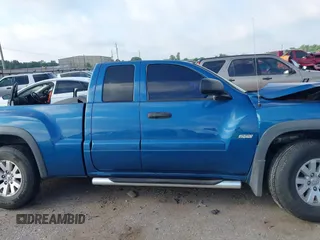 2006 Mitsubishi Raider Duro Cross z VIN 1Z7HC32K36S567749, wystawiony jako IAAI lot #42225753 z przebiegiem 81 302 mil mil oraz . Historia ofert i sprzedaży dostępna na DreamBid. Obrazek 14.