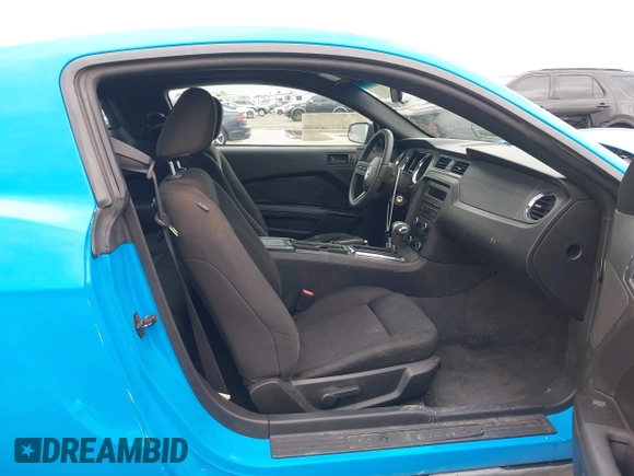2011 Ford Mustang V6 z VIN 1ZVBP8AM2B5138727, wystawiony jako IAAI lot #41940117 z przebiegiem 173 824 mil mil oraz . Historia ofert i sprzedaży dostępna na DreamBid. Obrazek 5.