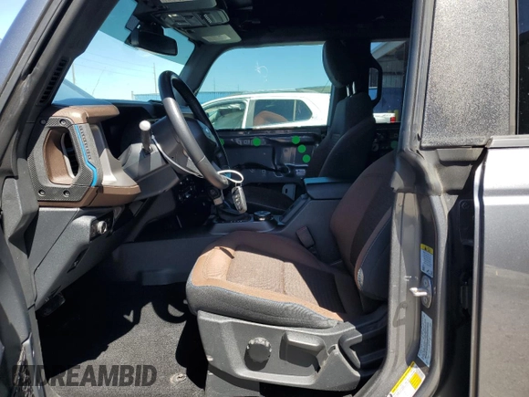 2023 Ford Bronco z VIN 1FMDE5BH4PLA99848, wystawiony jako Copart lot #49833595 z przebiegiem 29 101 mil mil oraz Szkody całkowita. Historia ofert i sprzedaży dostępna na DreamBid. Obrazek 7.