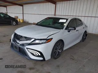 2022 Toyota Camry SE z VIN 4T1G11AK5NU019057, wystawiony jako IAAI lot #42009182 z przebiegiem 48 250 mil mil oraz . Historia ofert i sprzedaży dostępna na DreamBid. Obrazek 18.