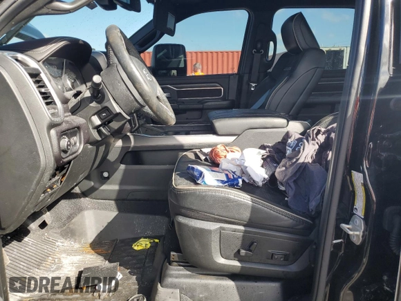 2024 Ram 2500 Laramie z VIN 3C6UR5NL5RG125812, wystawiony jako Copart lot #77317614 z przebiegiem Nie podano mil oraz Nie do naprawy • Non repairable. Historia ofert i sprzedaży dostępna na DreamBid. Obrazek 7.