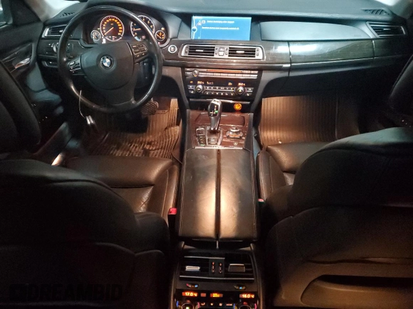 2010 BMW 7 Series 750Li xDrive z VIN WBAKC8C5XAC431447, wystawiony jako Copart lot #81781184 z przebiegiem 241 753 mil mil oraz Czysty tytuł • Clean title. Historia ofert i sprzedaży dostępna na DreamBid. Obrazek 8.