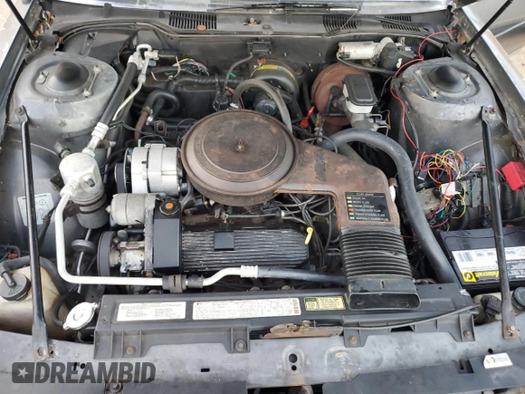 1985 Cadillac Fleetwood z VIN 1G6CB6984F4325337, wystawiony jako Copart lot #82255894 z przebiegiem 46 192 mil mil oraz Czysty tytuł • Clean title. Historia ofert i sprzedaży dostępna na DreamBid. Obrazek 11.