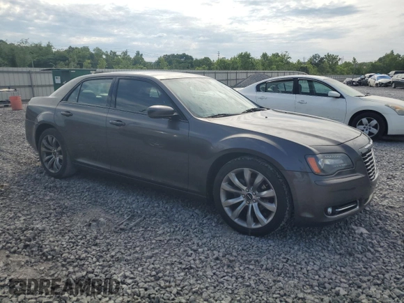 2014 Chrysler 300 S z VIN 2C3CCABGXEH373106, wystawiony jako Copart lot #56178895 z przebiegiem 100 064 mil mil oraz Szkoda całkowita • Salvage title. Historia ofert i sprzedaży dostępna na DreamBid. Obrazek 4.