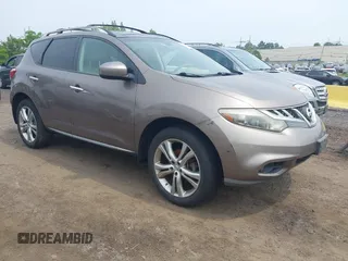 2011 Nissan Murano S z VIN JN8AZ1MW9BW165564, wystawiony jako IAAI lot #42509848 z przebiegiem 131 821 mil mil oraz . Historia ofert i sprzedaży dostępna na DreamBid. Obrazek 1.
