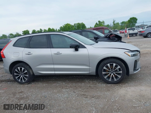 2024 Volvo XC60 Plus Dark Theme z VIN YV4L12RL5R1885058, wystawiony jako IAAI lot #42167034 z przebiegiem 25 886 mil mil oraz . Historia ofert i sprzedaży dostępna na DreamBid. Obrazek 13.