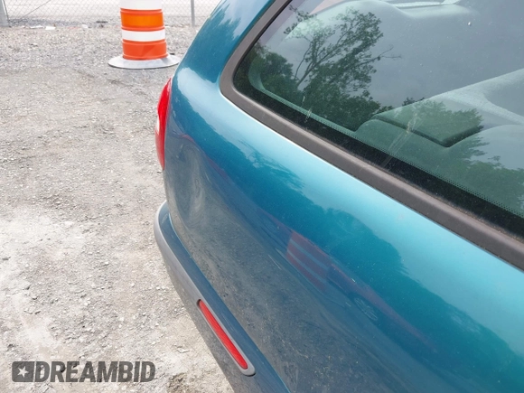 2001 Volvo V40 z VIN YV1VW29531F656295, wystawiony jako IAAI lot #42280990 z przebiegiem 175 196 mil mil oraz . Historia ofert i sprzedaży dostępna na DreamBid. Obrazek 12.