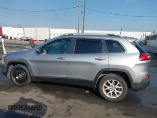 2017 Jeep Cherokee Latitude z VIN 1C4PJLCS8HW643912, wystawiony jako IAAI lot #41428918 z przebiegiem 84 726 mil mil oraz . Historia ofert i sprzedaży dostępna na DreamBid. Obrazek 13.