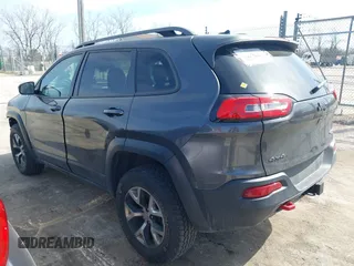 2015 Jeep Cherokee Trailhawk z VIN 1C4PJMBS3FW520328, wystawiony jako IAAI lot #41746017 z przebiegiem 83 485 mil mil oraz . Historia ofert i sprzedaży dostępna na DreamBid. Obrazek 3.