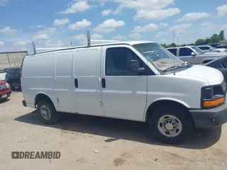2013 Chevrolet Express Cargo z VIN 1GCWGFBA2D1165045, wystawiony jako IAAI lot #42784501 z przebiegiem 326 439 mil mil oraz . Historia ofert i sprzedaży dostępna na DreamBid. Obrazek 13.