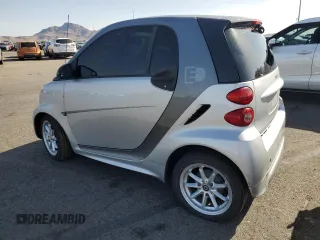 2014 Smart fortwo Passion z VIN WMEEJ9AA4EK787658, wystawiony jako Copart lot #63438465 z przebiegiem Nie podano mil oraz Czysty tytuł • Clean title. Historia ofert i sprzedaży dostępna na DreamBid. Obrazek 2.