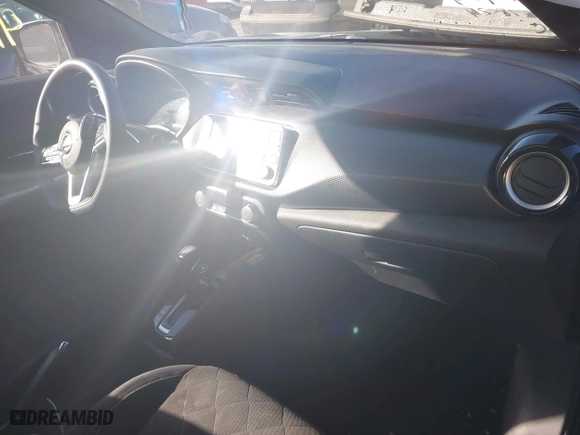 2018 Nissan Kicks SV with VIN 3N1CP5CU1JL524589, listed as a IAAI auction lot 41236428 with 116,487 mi miles. Bid and sale history available at carsss.com. Image 5.