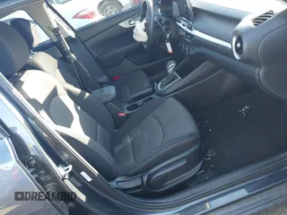 2023 Kia Forte LXS z VIN 3KPF24AD8PE654341, wystawiony jako IAAI lot #41261511 z przebiegiem 20 312 mil mil oraz . Historia ofert i sprzedaży dostępna na DreamBid. Obrazek 5.