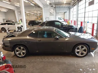 2013 Dodge Challenger SXT z VIN 2C3CDYAG9DH629189, wystawiony jako IAAI lot #41374015 z przebiegiem Nie podano mil oraz . Historia ofert i sprzedaży dostępna na DreamBid. Obrazek 13.