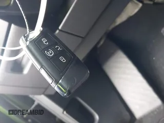 2022 Volkswagen Atlas SE z VIN 1V2JR2CA4NC529787, wystawiony jako IAAI lot #42051211 z przebiegiem 55 787 mil mil oraz . Historia ofert i sprzedaży dostępna na DreamBid. Obrazek 11.
