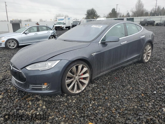 2016 Tesla Model S 90D z VIN 5YJSA1E47GF129744, wystawiony jako Copart lot #47797395 z przebiegiem 87 678 mil mil oraz Szkoda całkowita • Salvage title. Historia ofert i sprzedaży dostępna na DreamBid. Obrazek 1.