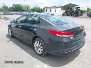 2016 Kia Optima EX z VIN 5XXGU4L34GG010877, wystawiony jako IAAI lot #42398843 z przebiegiem 157 102 mil mil oraz . Historia ofert i sprzedaży dostępna na DreamBid. Obrazek 3.