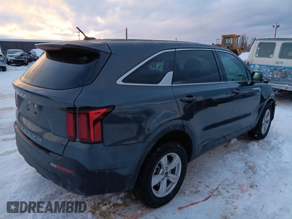 2022 Kia Sorento LX z VIN 5XYRGDLC6NG100959, wystawiony jako Copart lot #88527785 z przebiegiem 68 110 mil mil oraz Szkoda całkowita • Salvage title. Historia ofert i sprzedaży dostępna na DreamBid. Obrazek 3.