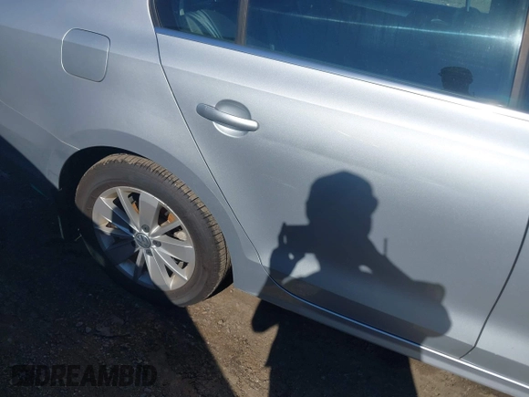 2015 Volkswagen Jetta SE с VIN 3VWD17AJ4FM323906, выставлен на аукционе IAAI как лот 42543996 с пробегом 88 382 миль миль и . История ставок и продаж доступна на DreamBid. Изображение 6.