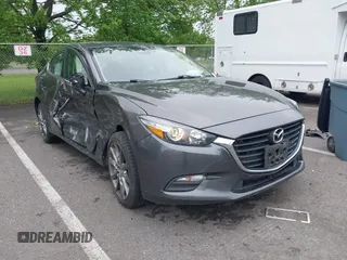2018 Mazda 3 Touring z VIN 3MZBN1V31JM268280, wystawiony jako IAAI lot #42276418 z przebiegiem 58 366 mil mil oraz . Historia ofert i sprzedaży dostępna na DreamBid. Obrazek 1.