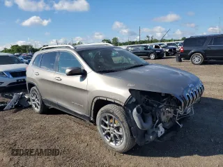 2018 Jeep Cherokee Latitude Plus z VIN 1C4PJMLX0JD622295, wystawiony jako Copart lot #57679075 z przebiegiem 123 743 mil mil oraz Szkoda całkowita • Salvage title. Historia ofert i sprzedaży dostępna na DreamBid. Obrazek 4.