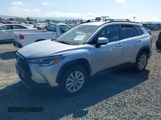 2022 Toyota Corolla Cross LE z VIN 7MUCAABG1NV021010, wystawiony jako IAAI lot #42082415 z przebiegiem 30 395 mil mil oraz . Historia ofert i sprzedaży dostępna na DreamBid. Obrazek 2.