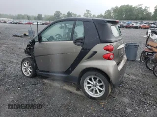 2009 Smart fortwo Passion z VIN WMEEK31XX9K267579, wystawiony jako Copart lot #63469494 z przebiegiem 110 705 mil mil oraz Szkoda całkowita • Salvage title. Historia ofert i sprzedaży dostępna na DreamBid. Obrazek 2.