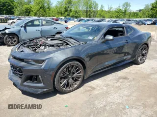 2017 Chevrolet Camaro ZL1 z VIN 1G1FJ1R6XH0192794, wystawiony jako Copart lot #57358145 z przebiegiem 21 472 mil mil oraz Szkoda całkowita • Salvage title. Historia ofert i sprzedaży dostępna na DreamBid. Obrazek 1.
