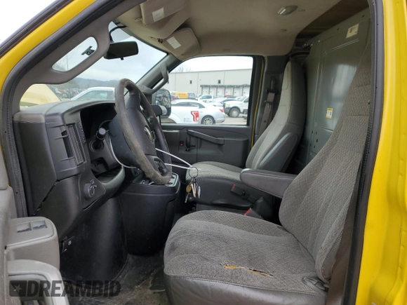 2021 Chevrolet Express Cargo z VIN 1GCWGAFP5M1167745, wystawiony jako Copart lot #45472945 z przebiegiem 196 473 mil mil oraz Czysty tytuł • Clean title. Historia ofert i sprzedaży dostępna na DreamBid. Obrazek 7.