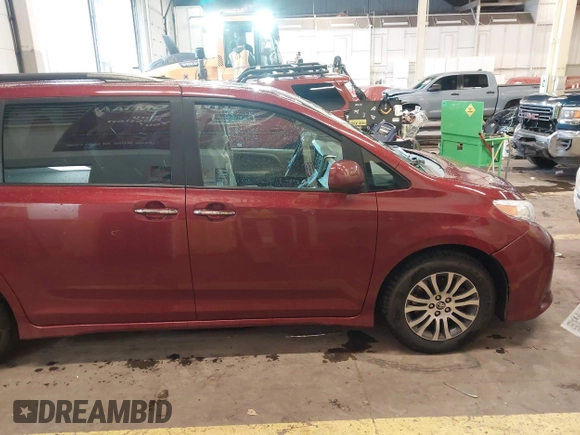 2018 Toyota Sienna XLE Auto Access Seat with VIN 5TDYZ3DC8JS935926, listed as a IAAI auction lot 41630567 with 105,224 mi miles. Bid and sale history available at carsss.com. Image 13.