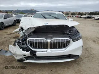 2024 BMW i5 eDrive40 z VIN WBY33FK09RCR63560, wystawiony jako Copart lot #72055444 z przebiegiem 2973 mil mil oraz Szkody całkowita. Historia ofert i sprzedaży dostępna na DreamBid. Obrazek 5.