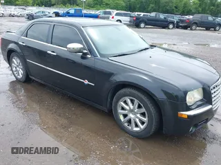 2006 Chrysler 300 C z VIN 2C3LA63H66H412270, wystawiony jako IAAI lot #42479868 z przebiegiem 143 476 mil mil oraz . Historia ofert i sprzedaży dostępna na DreamBid. Obrazek 1.