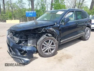 2015 Volkswagen Touareg Lux z VIN WVGEP9BP2FD007450, wystawiony jako IAAI lot #42144344 z przebiegiem 174 308 mil mil oraz . Historia ofert i sprzedaży dostępna na DreamBid. Obrazek 6.