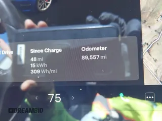 2018 Tesla Model 3 Long Range Battery z VIN 5YJ3E1EB5JF180030, wystawiony jako IAAI lot #41897617 z przebiegiem 89 557 mil mil oraz . Historia ofert i sprzedaży dostępna na DreamBid. Obrazek 7.