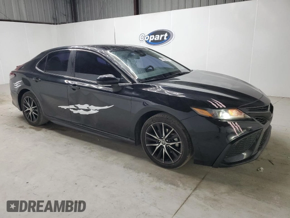 2022 Toyota Camry SE z VIN 4T1G11AK9NU057987, wystawiony jako Copart lot #56749015 z przebiegiem 85 171 mil mil oraz Czysty tytuł • Clean title. Historia ofert i sprzedaży dostępna na DreamBid. Obrazek 4.
