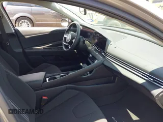 2024 Hyundai Elantra SEL z VIN KMHLS4DG3RU836490, wystawiony jako IAAI lot #42309437 z przebiegiem 7 679 mil mil oraz . Historia ofert i sprzedaży dostępna na DreamBid. Obrazek 5.