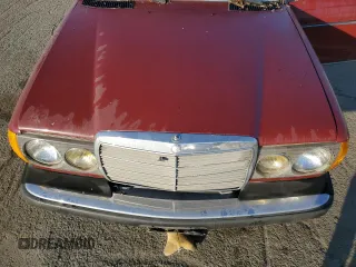 1983 Mercedes-Benz 300 D z VIN WDBAB33A8DB029422, wystawiony jako Copart lot #41494185 z przebiegiem 194 507 mil mil oraz Szkoda całkowita • Salvage title. Historia ofert i sprzedaży dostępna na DreamBid. Obrazek 11.